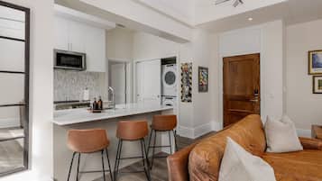 Kondominium Khas, 2 kamar tidur, dapur, pemandangan halaman | Dapur pribadi | Mesin pembuat kopi/teh, lemari es, microwave, dan oven