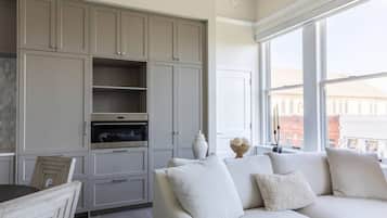 Executive-Apartment, 1 Schlafzimmer, Nichtraucher | Wohnzimmer | 40-Zoll-Smart-TV mit Digitalempfang