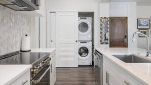ซิกเนเจอร์คอนโด, 2   ห้องนอน, ห้องครัว, วิวสวนหย่อม | ครัวส่วนตัว | เครื่องชงกาแฟ/ชา, ตู้เย็น, ไมโครเวฟ, เตาอบ