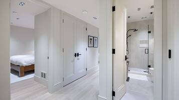 5 bedrooms, WiFi, bed sheets