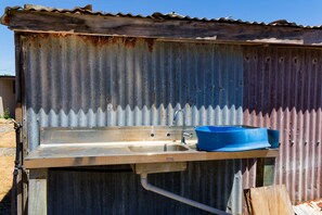 المنطقة المحيطة بالمنشأة