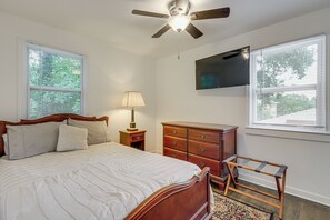 3 bedrooms, iron/ironing board, internet, bed sheets