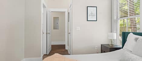 Lejlighed - terrasse - udsigt til gårdsplads | Mørklægningsgardiner, strygejern/strygebræt, gratis Wi-Fi