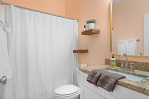 Apartment, Terrasse, Blick auf den Innenhof | Badezimmer