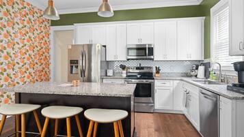 Apartment, Patio, Courtyard View | Private kitchen