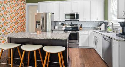 The Peach House- Near Downtown