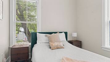 Apartemen, patio, pemandangan halaman | Tirai kedap cahaya, setrika/meja setrika, dan Wi-Fi gratis