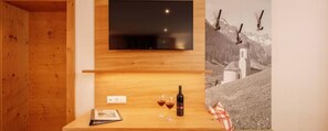 Chambre Double Confort, balcon, vue montagne | Intérieur
