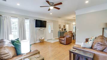 Tv, bordtennisbord, bøger