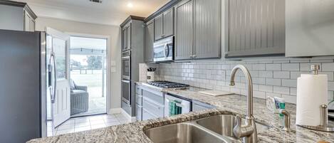 Refrigerador, microondas, placa de cocina, lavavajillas