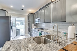 Kühlschrank, Mikrowelle, Herdplatte, Geschirrspüler