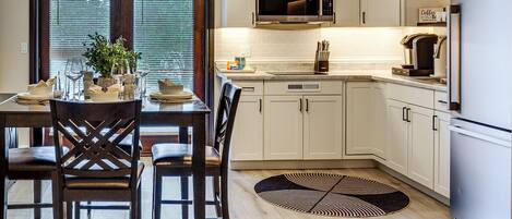 Réfrigérateur, four à micro-ondes, surface de cuisson, cafetiÚre-théiÚre