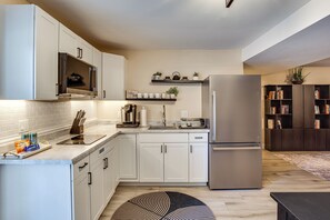 ثلاجة، ميكروويف، موقد طهي مسطح، ماكينة لصنع القهوة/الشاي