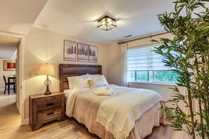 1 bedroom, iron/ironing board, Internet, bed sheets - 4 Mi to Waterfront Parks! Cozy Apt in Tacoma Area (University Place)