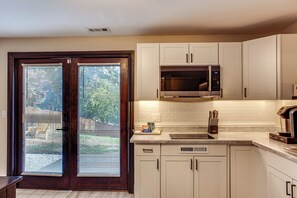 Refrigerador, microondas, parrilla de estufa y cafetera y tetera 