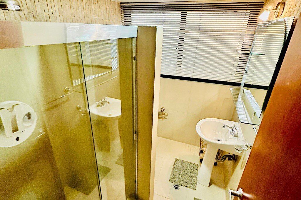 تجهيزات دش، مناشف، ورق حمّام