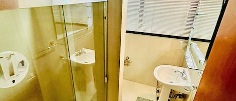 Regadera, toallas, papel de baño