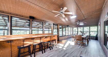 Waterfront Texarkana Cabin: Tranquil Acreage