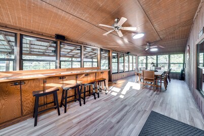 Waterfront Texarkana Cabin: Tranquil Acreage
