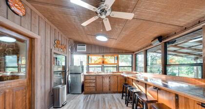 Waterfront Texarkana Cabin: Tranquil Acreage