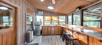 Waterfront Texarkana Cabin: Tranquil Acreage