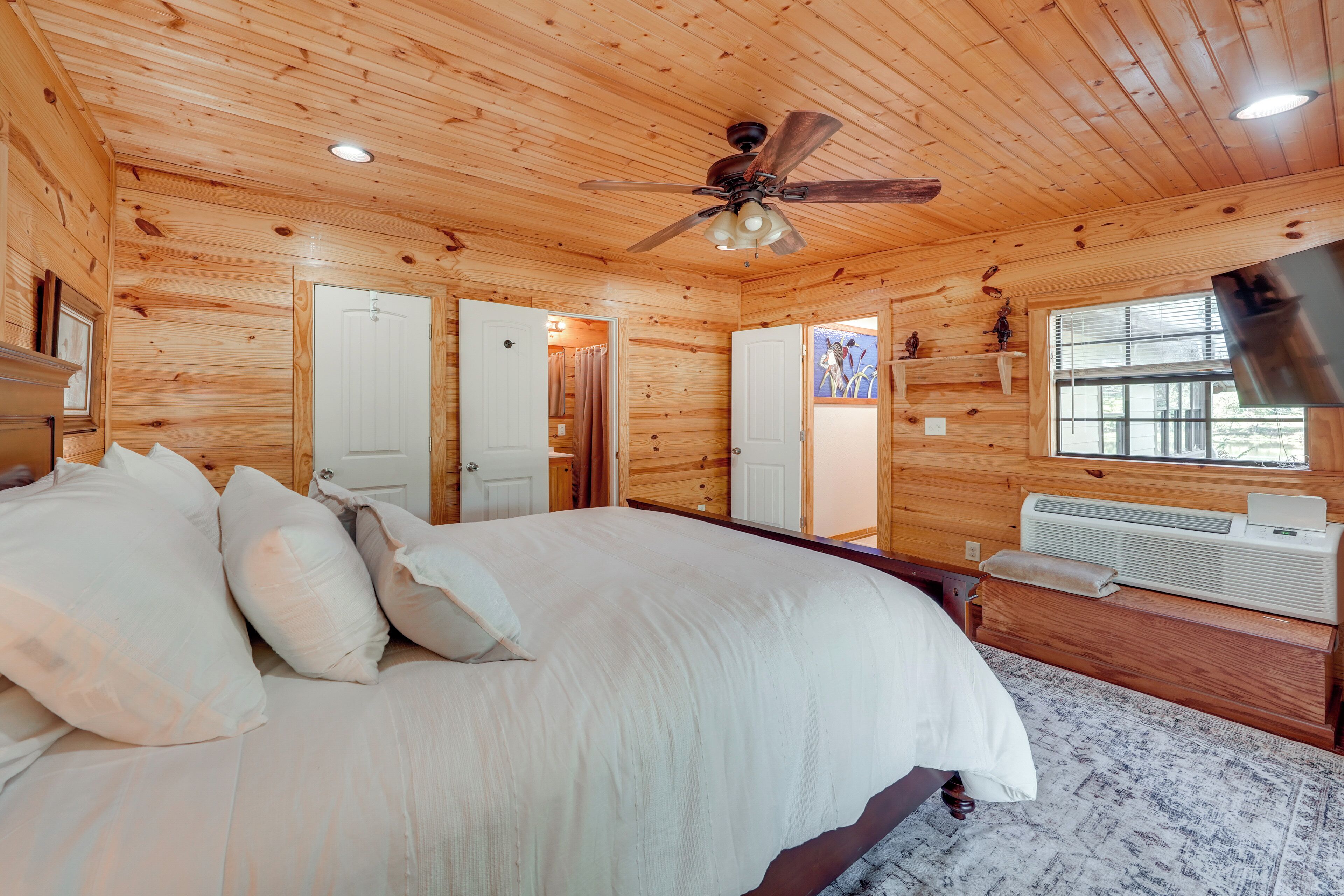 2 bedrooms, internet, bed sheets