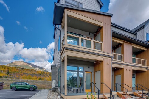 Walk to Ski Shuttles & Stores! Modern Frisco Unit