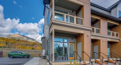 Walk to Ski Shuttles & Stores! Modern Frisco Unit