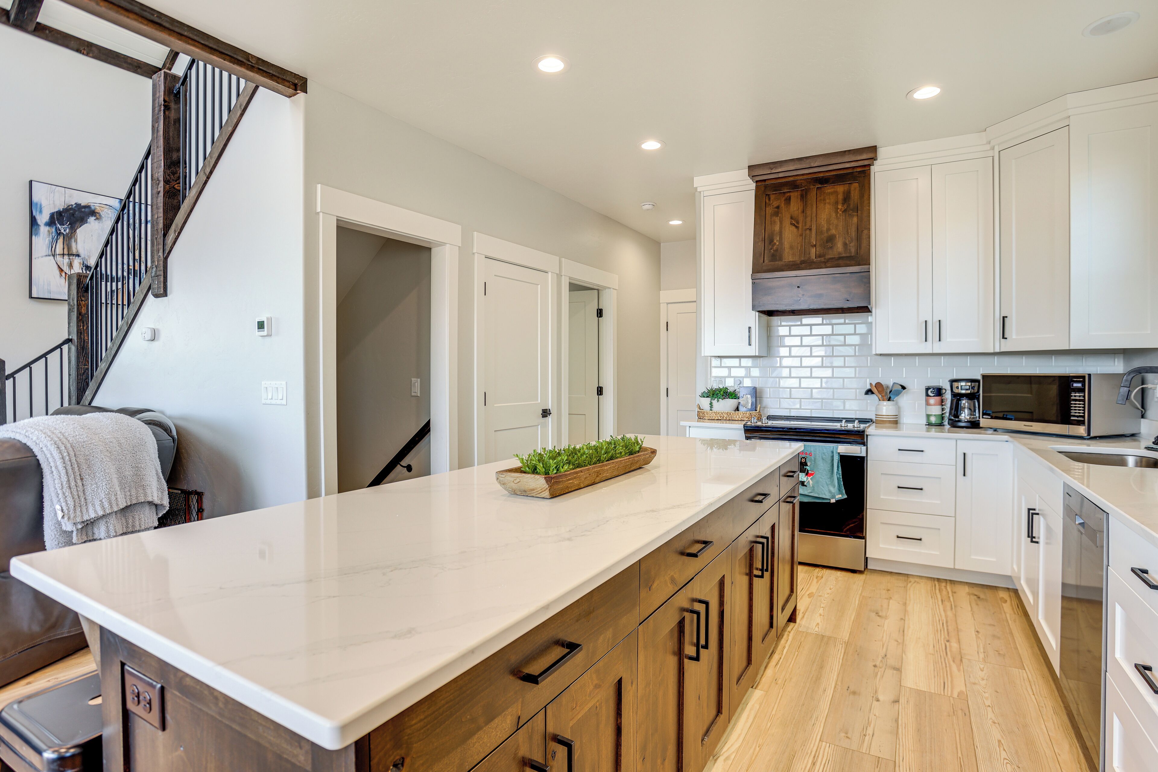 Fridge, microwave, stovetop, dishwasher