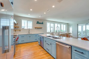 Jääkaappi, mikroaaltouuni, liesi, astianpesukone