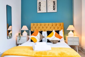 Apartment | Desk, laptop workspace, blackout drapes, iron/ironing board - The Ground Floor Getaway (Cardiff)