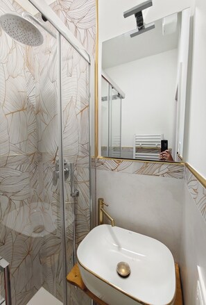Superior Double Room, Garden View | Bathroom - B&B Cherubini 13 (Florence)