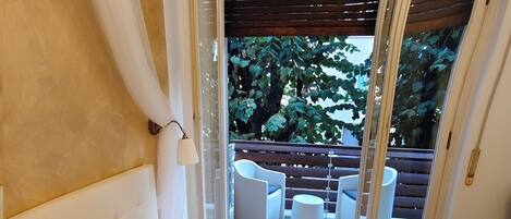 Deluxe Double Room, Garden View | Iron/ironing board, free WiFi