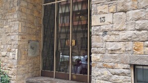 A stone building with a large glass door and a number '13' on the wall. - B&B Cherubini 13 (Florence)