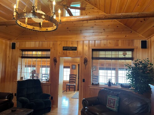 Lovely 4-bedroom cabin in Sinclair for a cozy getaway