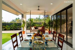 Outdoor dining - EKOSTAY Luxe - Casa De Aria (Maharashtra)