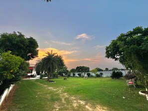 المنطقة المحيطة بالمنشأة