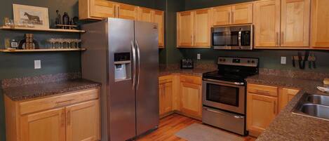 Réfrigérateur, four à micro-ondes, un four, surface de cuisson