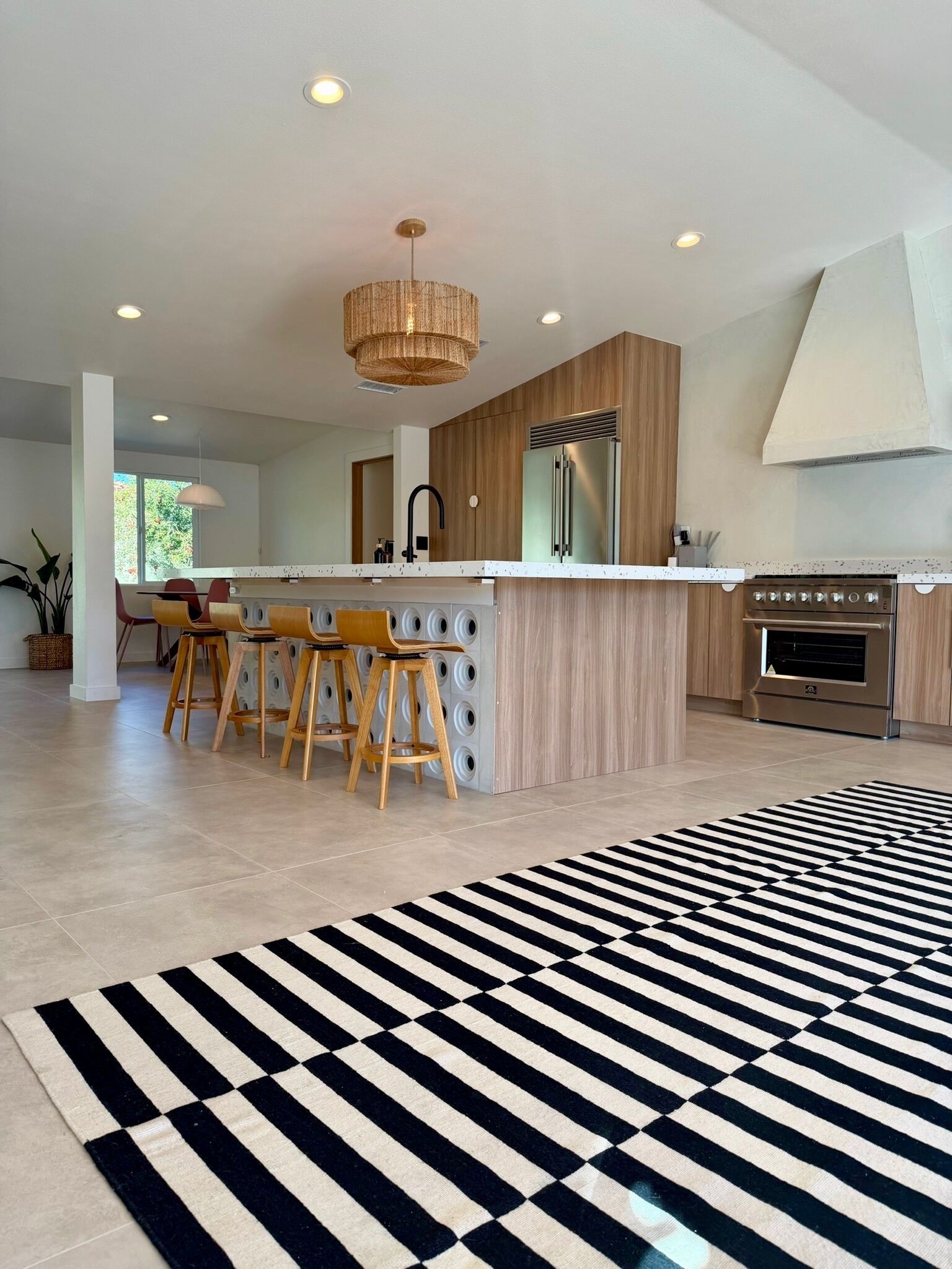 Een microgolfoven, een oven, een kookplaat, een vaatwasser