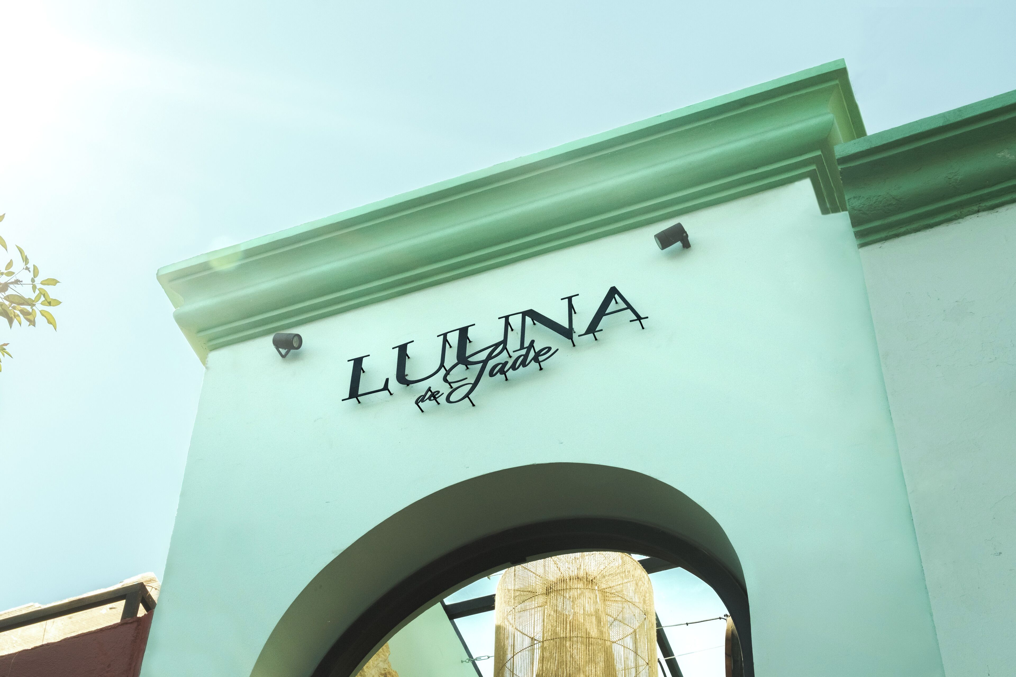 Un bâtiment sur lequel on peut lire les inscriptions « LULINA » et « La Vie Claire ».