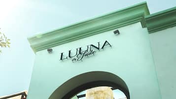Un edificio con un letrero que dice "LULINA" y "La Vie Claire".