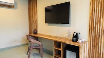 Habitación Deluxe, 1 cama King size | Minibar, caja de seguridad en la habitación y escritorio