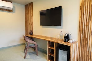 Deluxe Room, 1 King Bed | Minibar, in-room safe, desk, laptop workspace