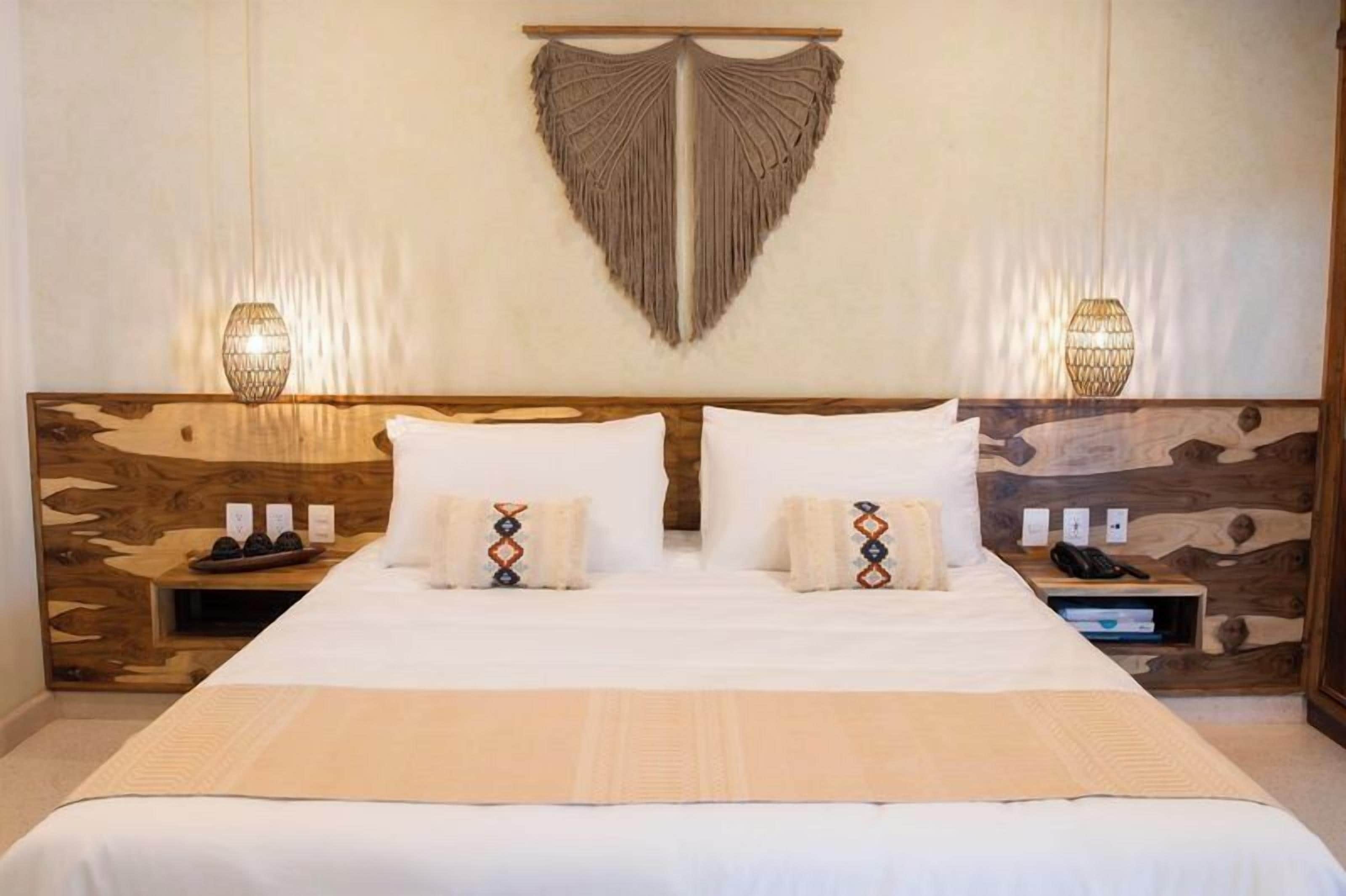 Habitación Deluxe, 1 cama King size | Minibar, caja de seguridad en la habitación y escritorio 