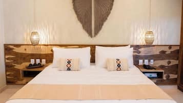 Quarto luxo, 1 cama King | Frigobar, cofres nos quartos, escrivaninha