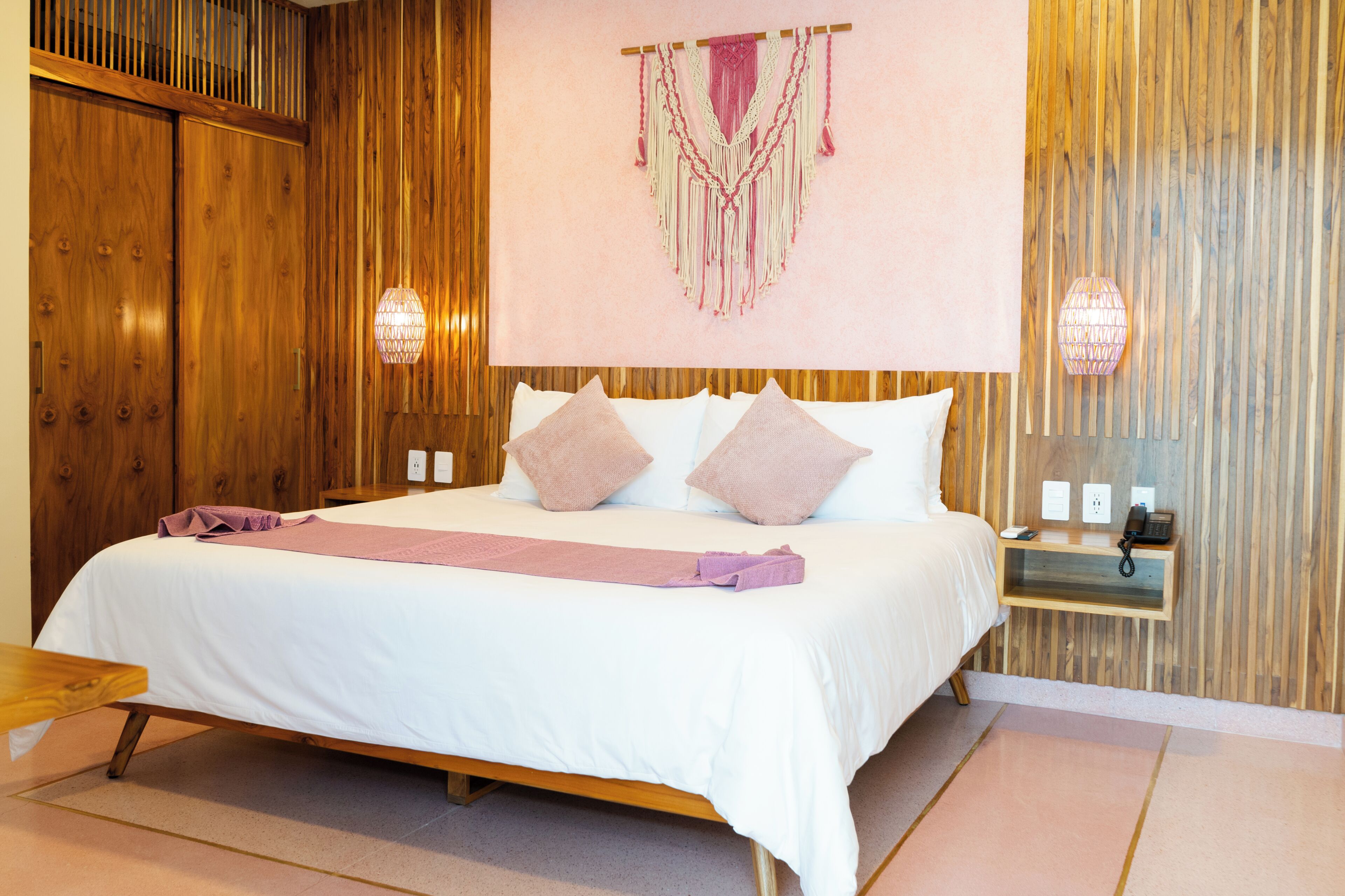 Deluxe Room, 1 King Bed | Minibar, in-room safe, desk, laptop workspace