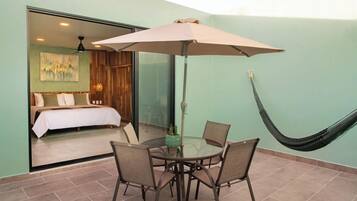 Suite senior, 1 cama King size y sofá cama, Terraza | Minibar, caja de seguridad en la habitación y escritorio