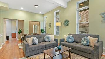 Family Apartment, 4 Bedrooms | Living room