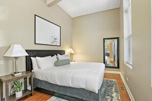 Familienapartment, 4 Schlafzimmer | Schreibtisch, Bügeleisen/Bügelbrett, kostenloses WLAN