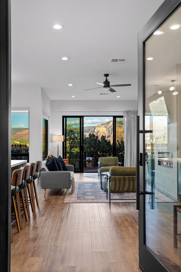 Televisión y chimenea 